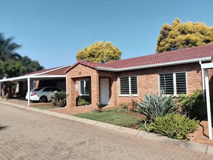 Die Hoewes Townhouse For Sale: 2 Beds, pet-friendly, near Gautrain, no load shedding.