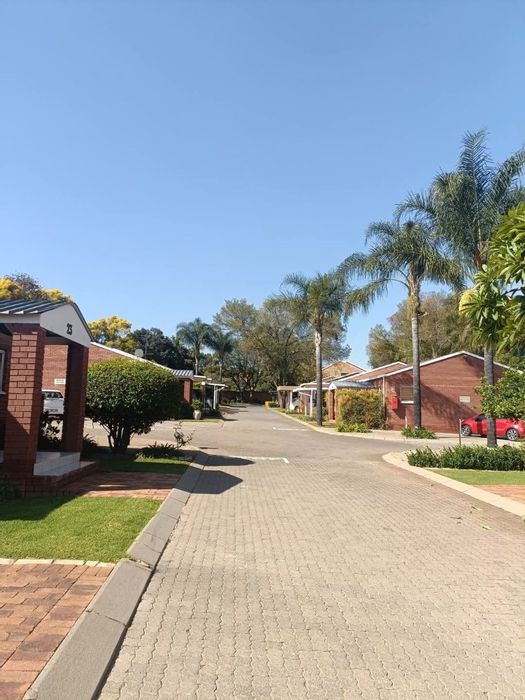 Die Hoewes Townhouse For Sale: 2 Beds, pet-friendly, near Gautrain, no load shedding.