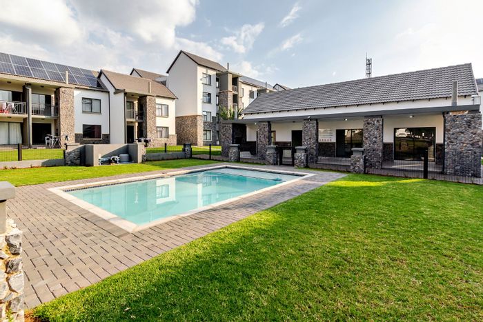 Glen Marais Apartment For Sale: 2 Bedrooms, balcony, pool, clubhouse, close to amenities.