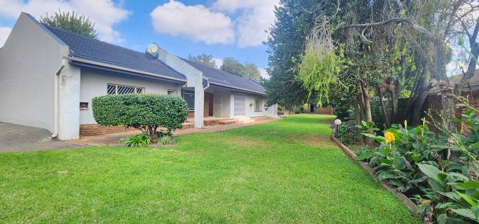 House To Rent in Hennopspark: 3 beds, entertainment area, spacious yard, prepaid electricity.