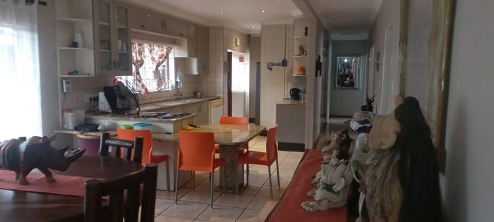 Theresapark House For Sale: Spacious layout, entertainment area, dual living potential.