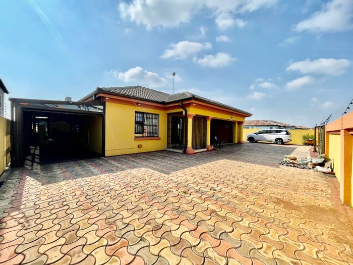 For Sale: Spacious 5-bedroom house in Aerorand with 4.5 bathrooms and 2 garages.