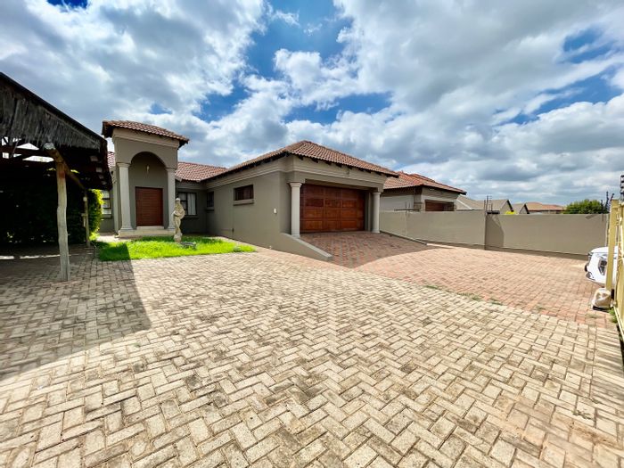 For Sale: House in Aerorand with 4 beds, 4 baths, and double garage.