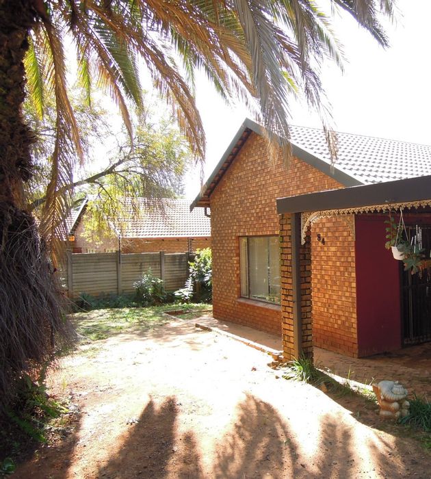 For Sale: Rooihuiskraal house with 3 bedrooms, pool, lapa, and double garage.