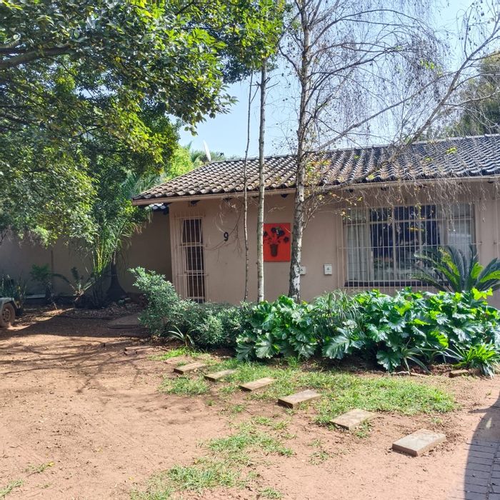 Glen Marais House For Sale: 3 Bedrooms, pool, study, staff quarters, double garage.