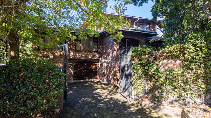 Lelieskloof House For Sale: 3 en-suite bedrooms, spacious kitchen, garden views.