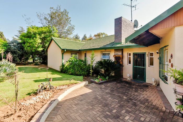 Aston Manor House For Sale: 4 Bedrooms, pool, bar, staff quarters, secure parking.