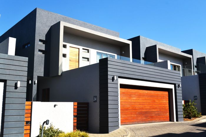 For Sale: House in Bryanston East with 3 en-suite bedrooms, staff room, security.