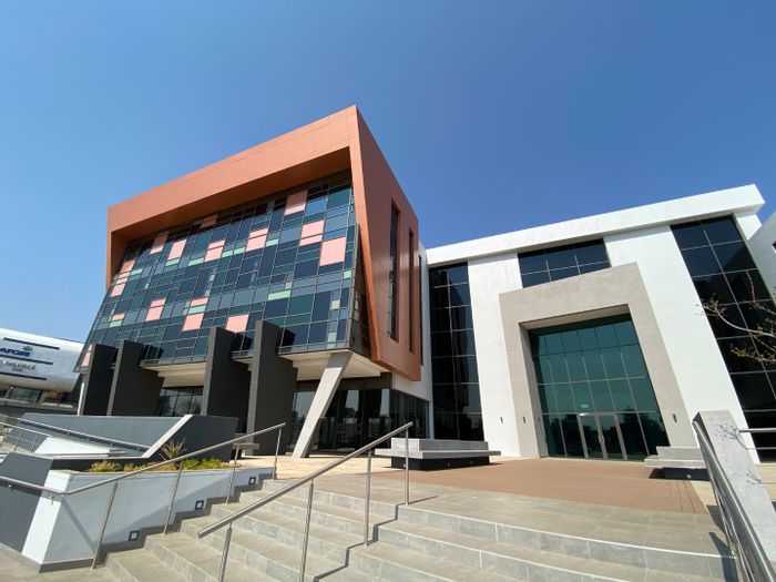 Doringkloof Commercial To Rent: Prime office with N1 visibility, parking, and rooftop bar.