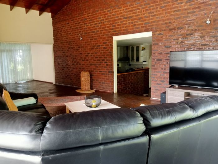 House To Rent in Woodside: 5 bedrooms, pool, pet-friendly, corporate/student friendly.