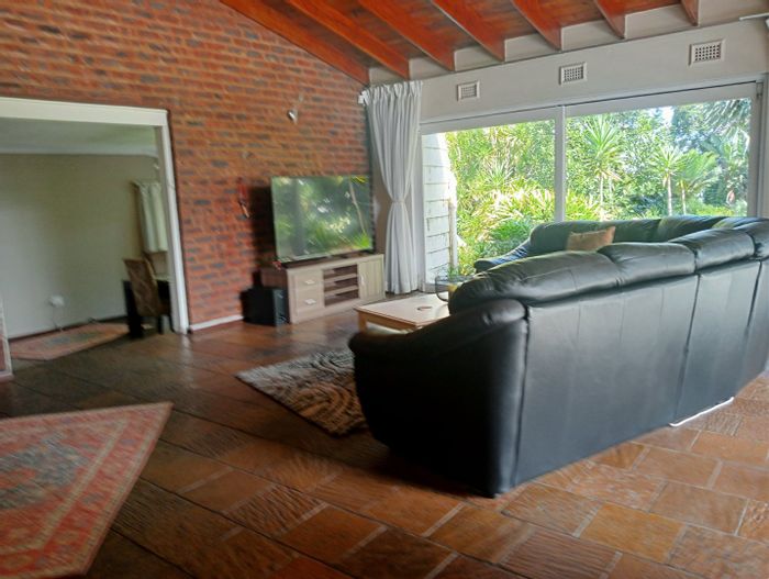 House To Rent in Woodside: 5 bedrooms, pool, pet-friendly, utilities prepaid.