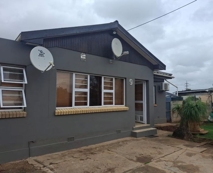 For Sale: House in Manor Heights with pool, entertainment area, and bachelor flat.