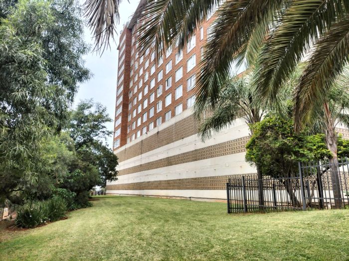 La Montagne Apartment For Sale: 2 beds, pool, secure parking, great views.