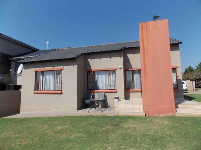 For Sale: House in Thatchfield Estate with 3 bedrooms, garden, and double garage.