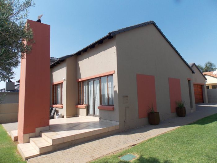 For Sale: House in Thatchfield Estate with 3 beds, garden, and double garage.