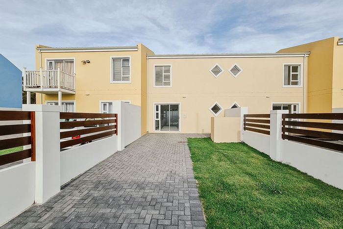 House to Rent in Parsonsvlei: Open-plan living, low maintenance garden, near amenities.