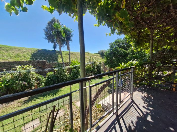 2 Bedroom Apartment in Mount Pleasant with garage, garden, and pet-friendly policy. To Rent.