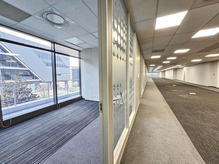 Doringkloof Commercial Space To Rent: Prime location, 24h security, backup power, parking.