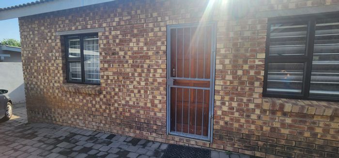 Erasmia House For Sale: 7 units, spacious yard, ample parking, investment opportunity.