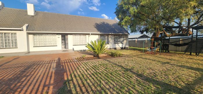 Erasmia House For Sale: 3 Bedrooms, indoor pool, study, double garage, inverter.