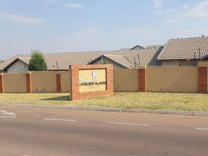 3 Bed, 2 Bath Townhouse To Rent in Noordwyk with Pool and Clubhouse Access.