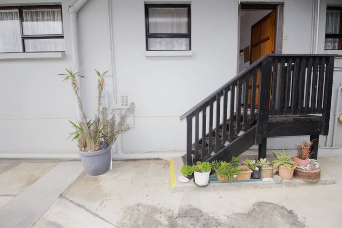 Wavecrest Apartment For Sale: 2-bed, sea views, secure access, lock-up garage.
