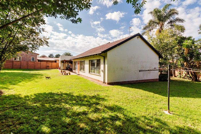 Bonaero Park House For Sale: Spacious home with flatlet, Lapa, and double carport.