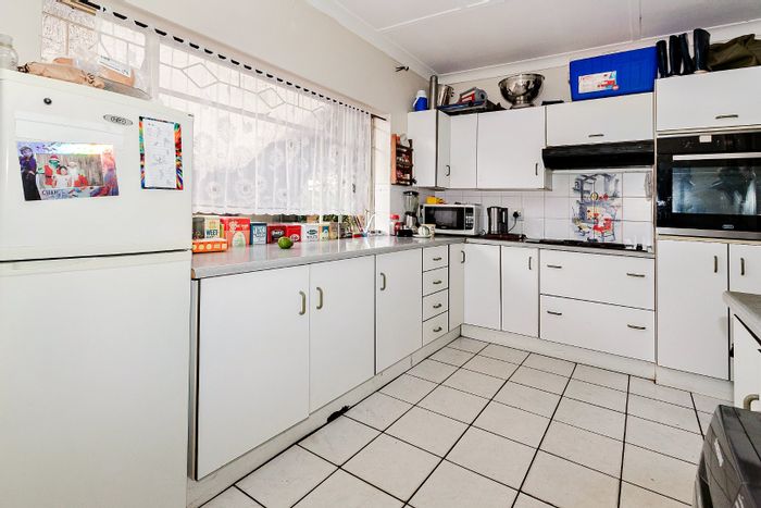 Bonaero Park House For Sale: Spacious yard, flatlet, Lapa, and convenient amenities.