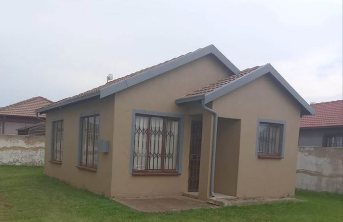 For Sale: House in Chief A Luthuli Park with 2 bedrooms, spacious yard.