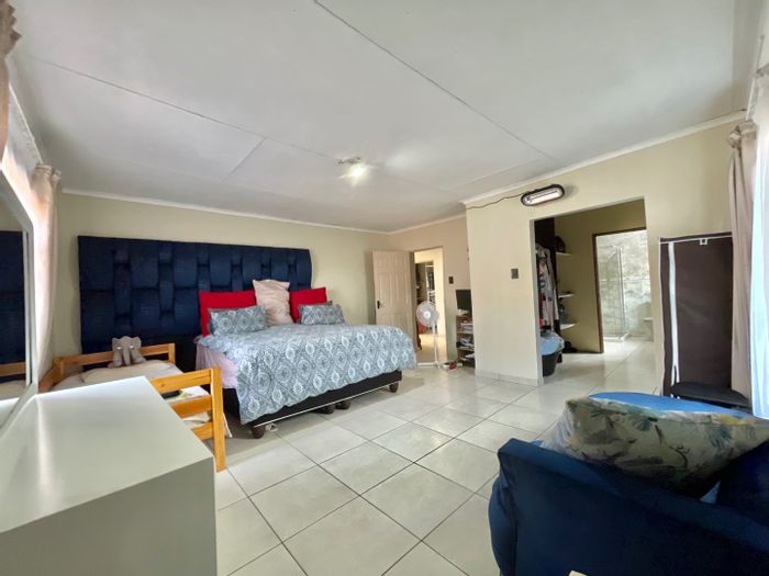 Aerorand House To Rent: 1 Bedroom, dressing area, roofed carport, ample parking.