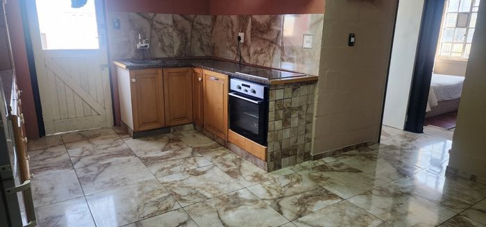For Sale: House in Tafelsig with ample parking, fitted kitchen, and entertainment area.