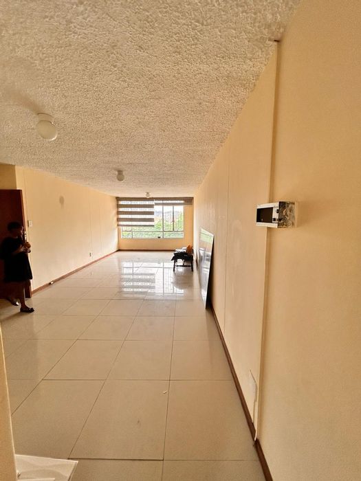 2-Bed Apartment To Rent in Sunnyside with private garage and lush gardens.