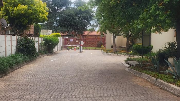 Noordwyk Apartment For Sale: Ground-floor unit, balcony, prepaid electricity, secure parking.
