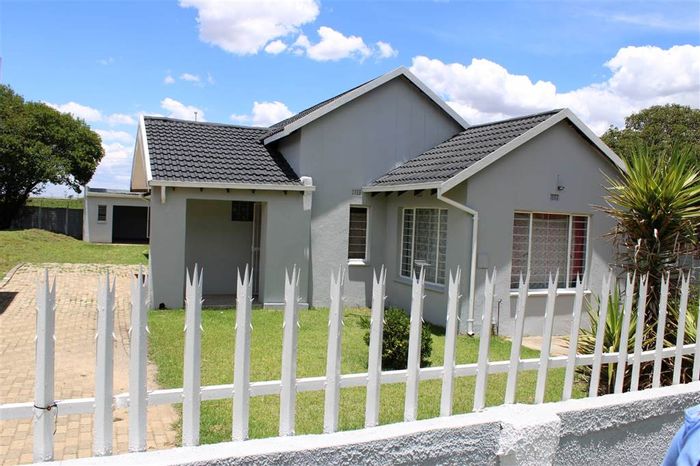 House For Sale in Freeway Park: 3 beds, 2 baths, Braai area, 2 garages.