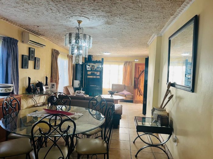 For Sale: House in Richem with 4 bedrooms, double garage, and flexible storeroom.