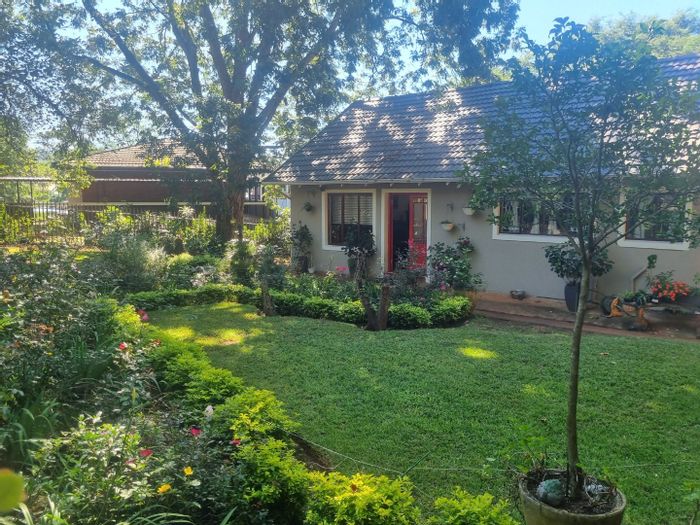 Clarendon House For Sale: 3 Bedrooms, Pool, Braai Area, Near Primary School.