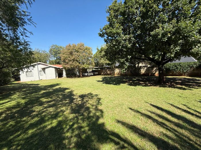 Doringkloof House For Sale: Spacious garden, pool, multiple studies, and garage.