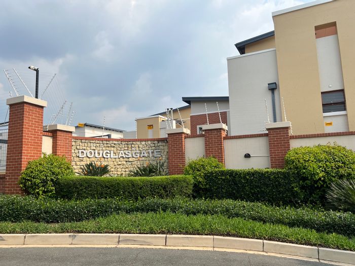 For Sale: 1-Bedroom Apartment in Douglasdale with Pool, Tennis Court, and Security.
