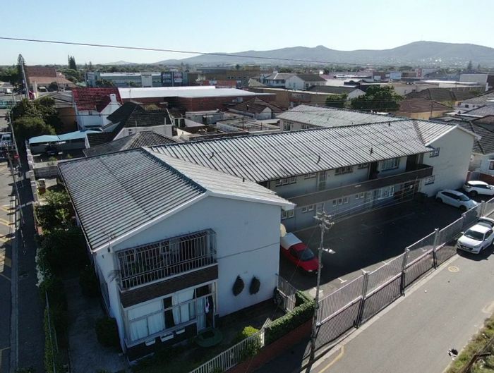 2-Bedroom Apartment For Sale in Goodwood Estate with Family Bathroom and Kitchen.