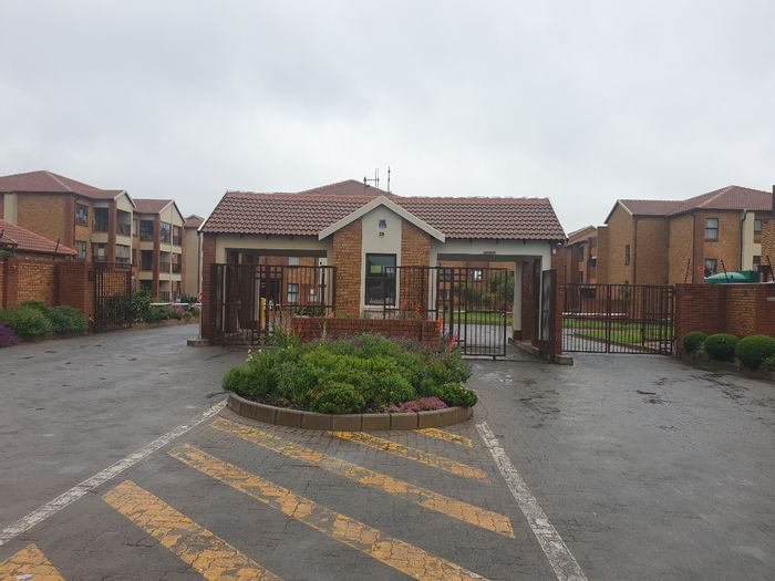 Brentwood Park Apartment To Rent: 2 beds, 24-hour care, wheelchair-friendly access.