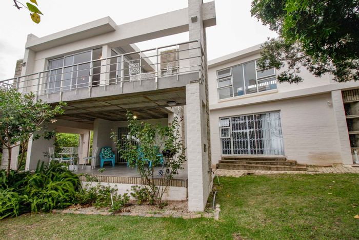 Wavecrest House For Sale: Spacious living, guesthouse potential, solar power, and garden access.
