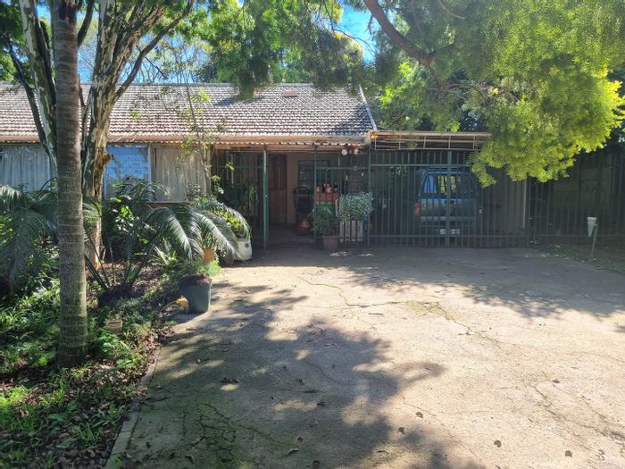 Cleland House For Sale: 3 Bedrooms, expansive 2200sqm, flatlet, workshop, and water storage.