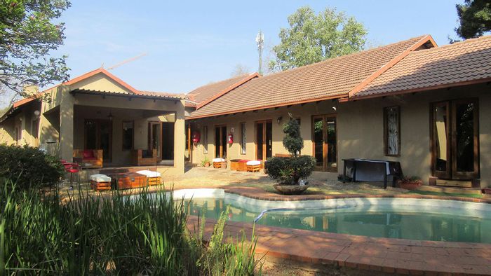 For Sale: Spacious 7-bedroom house in Rosebank with cottages and prime location.