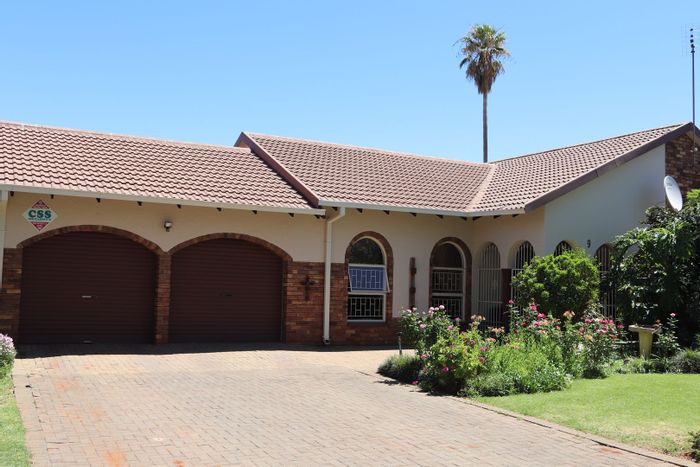 Flamwood House For Sale: Spacious home, large lapa, established garden, security features.