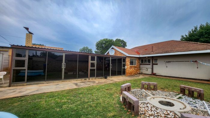 For Sale: House in Stilfontein Central with 3 bedrooms, entertainment area, and garage.