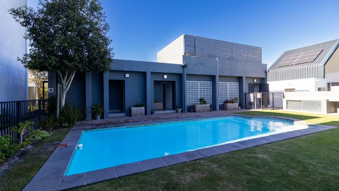 For Sale: Apartment in Burgundy Estate with balcony, pool, and secure parking.