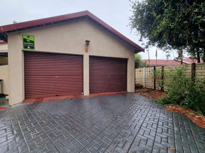 Bonaero Park House For Sale: 3 Bedrooms, Pool, Lapa, Double Garage, Great Potential.