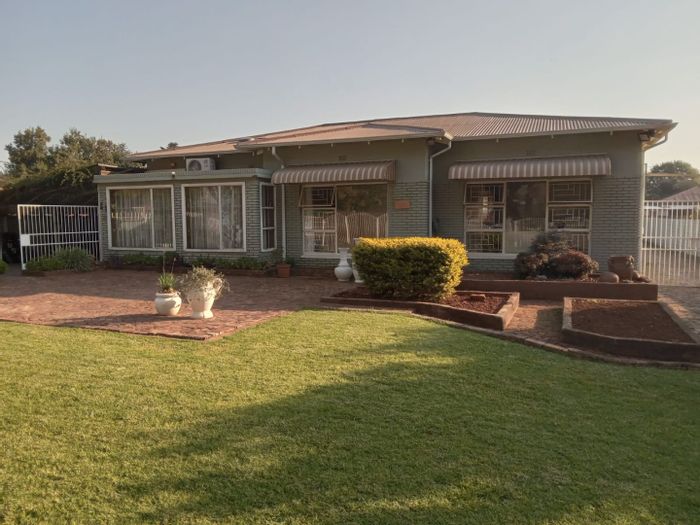 Dalview House For Sale: 3 bedrooms, garage, ample parking, near schools and shops.