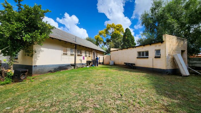 3-Bedroom House in Stilfontein Ext 3 For Sale with Garage and Spacious Yard