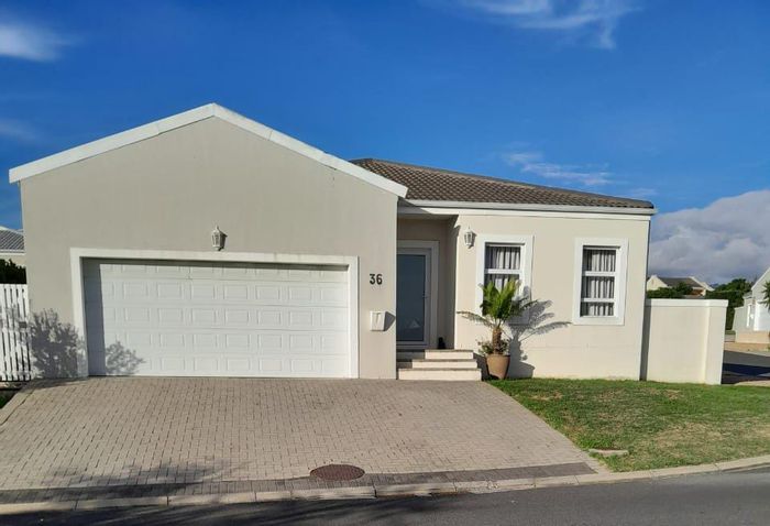 Fernwood House To Rent: 3 beds, pet-friendly garden, double garage, secure parking.